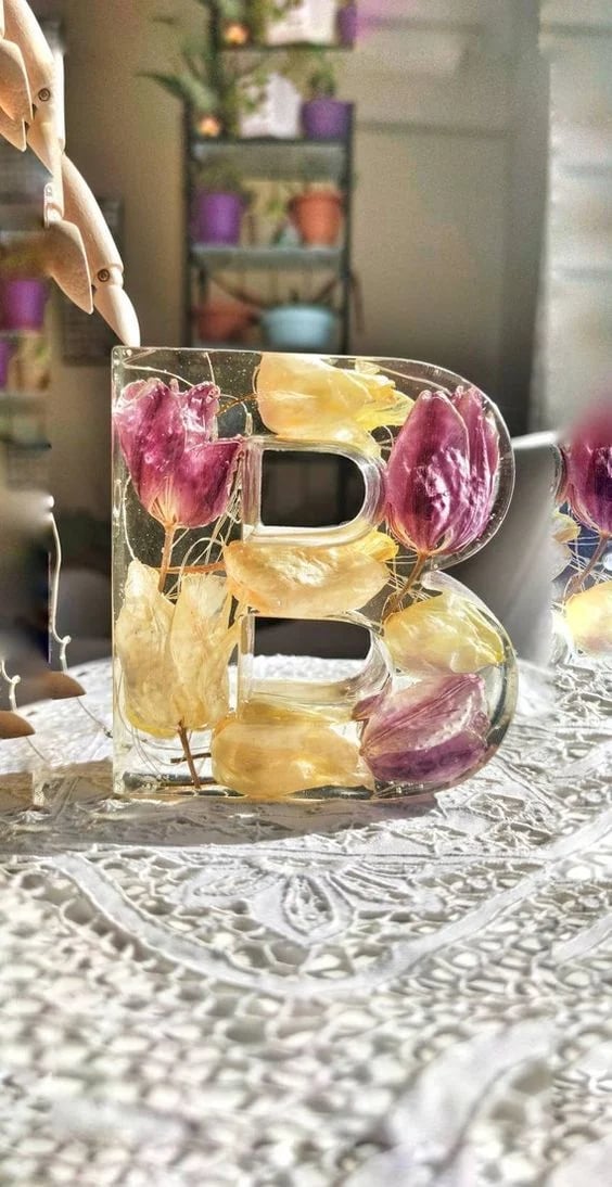 🎁 Ręcznie robiona litera LED z żywicy i suszonych kwiatów