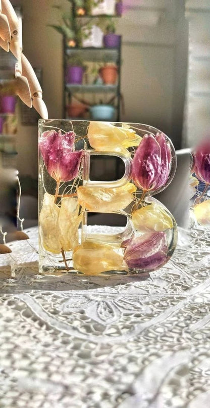 🎁 Ręcznie robiona litera LED z żywicy i suszonych kwiatów