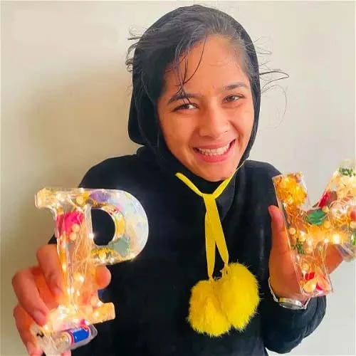 🎁 Ręcznie robiona litera LED z żywicy i suszonych kwiatów