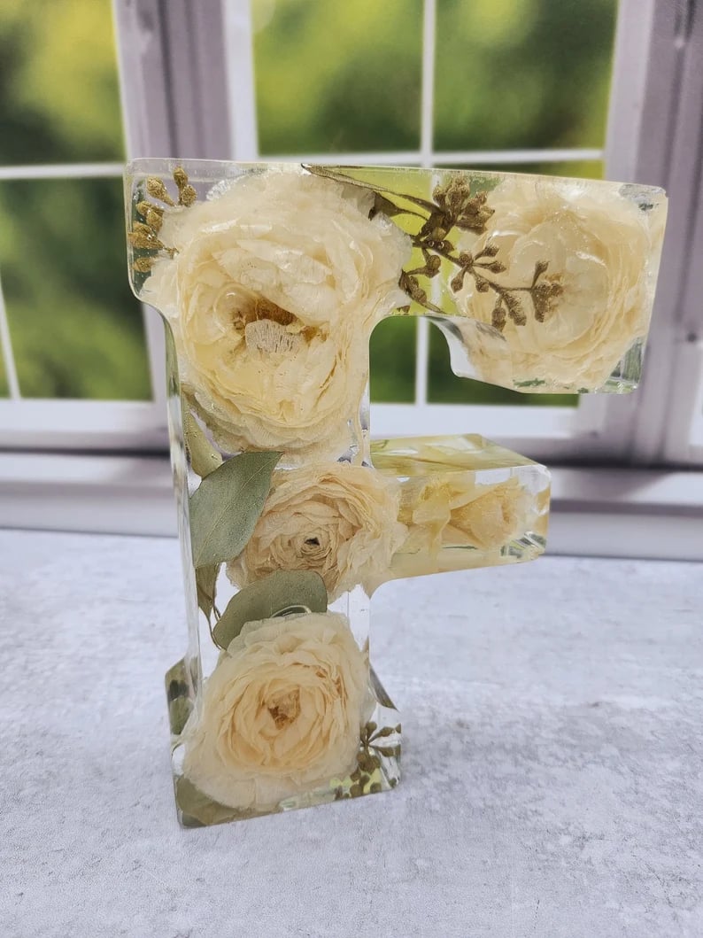 🎁 Ręcznie robiona litera LED z żywicy i suszonych kwiatów