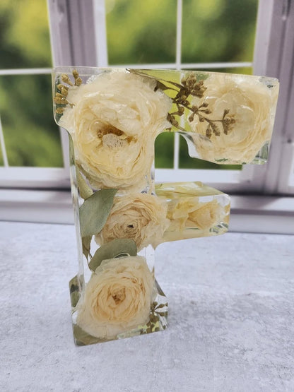 🎁 Ręcznie robiona litera LED z żywicy i suszonych kwiatów