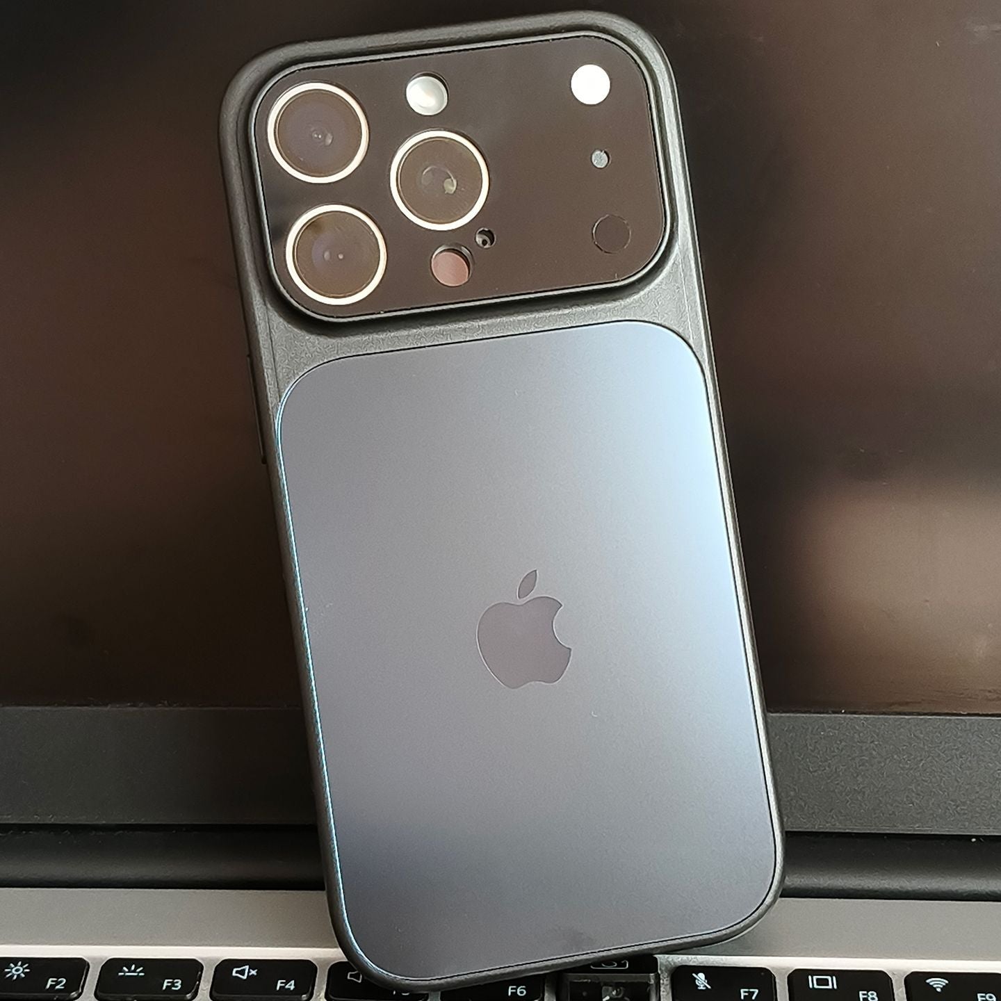 Metaliczne etui MagSafe do iPhone’a