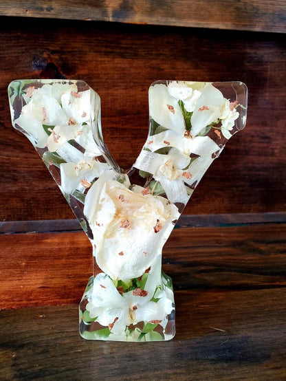 🎁 Ręcznie robiona litera LED z żywicy i suszonych kwiatów