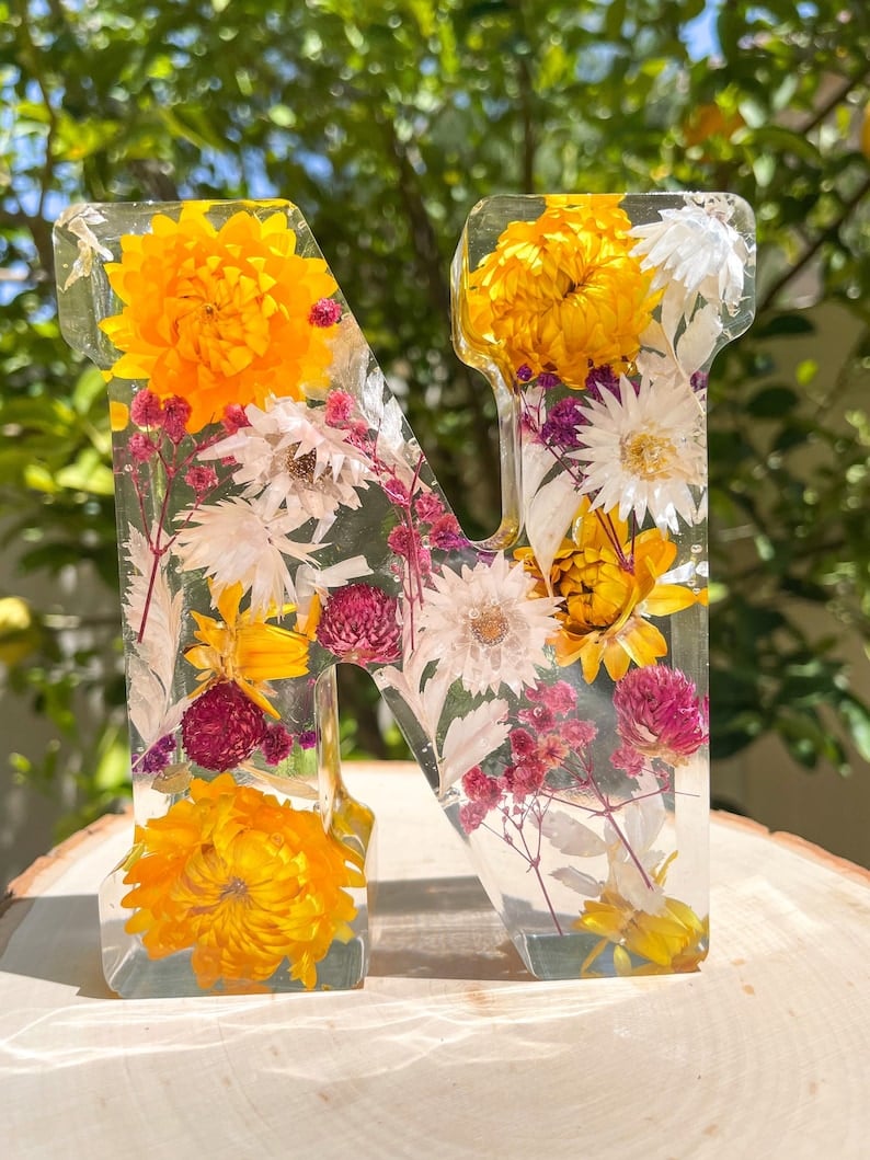 🎁 Ręcznie robiona litera LED z żywicy i suszonych kwiatów