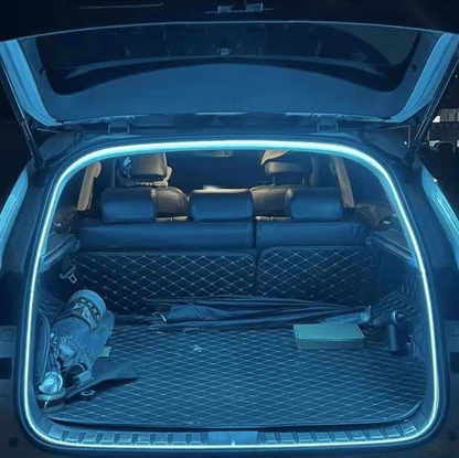 Dynamicznie płynąca listwa oświetleniowa bagażnika