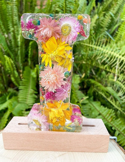 🎁 Ręcznie robiona litera LED z żywicy i suszonych kwiatów