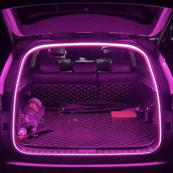 Dynamicznie płynąca listwa oświetleniowa bagażnika